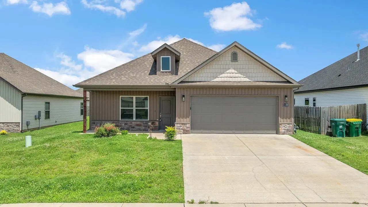 1130 Sunshine Ct, Centerton, AR 72719